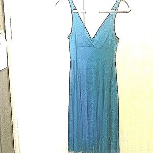 Women after 5 sleeveless v neck knee length dress size M